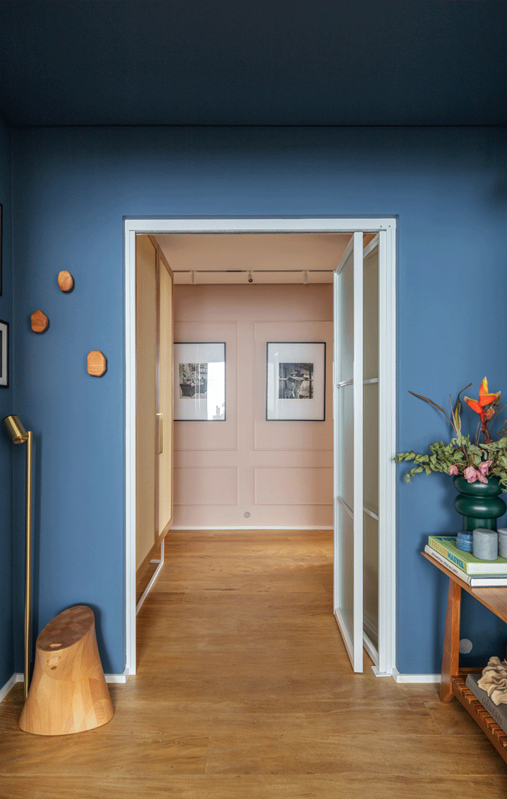Apartamento da Flavia, hall de chegada, azul, colorido, porta de serralheria camarão, corredor galeria com quadros