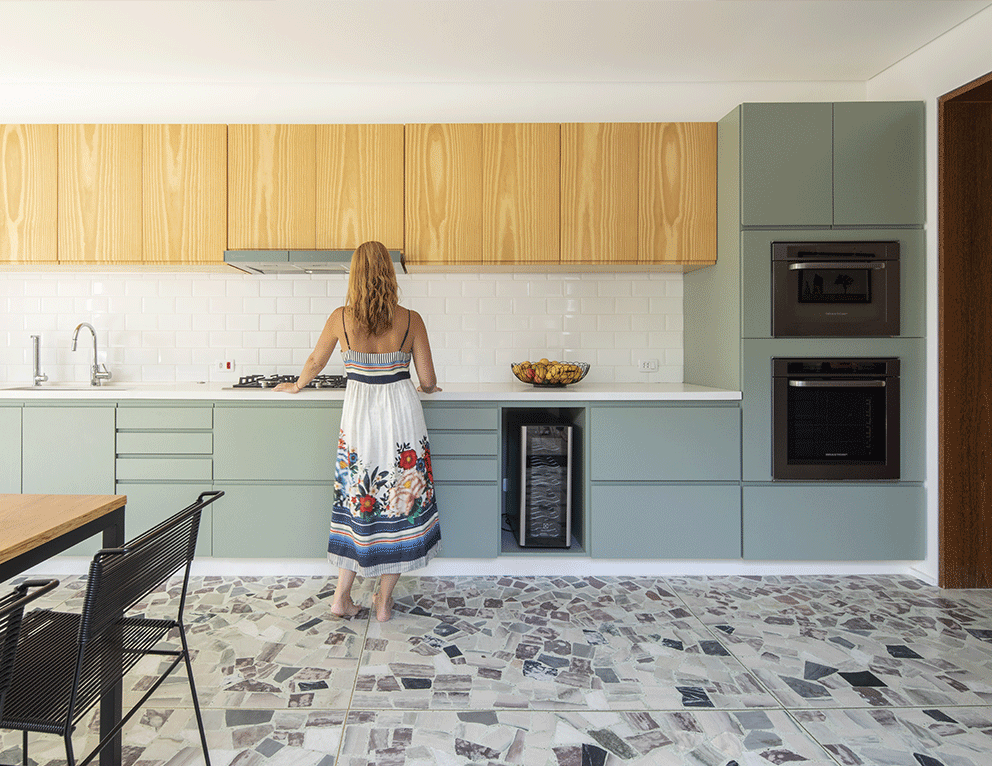 Casa Isabelle e Fernando, cozinha verde colorida, piso de granilite, bancada de pedra branca, azulejos metro.