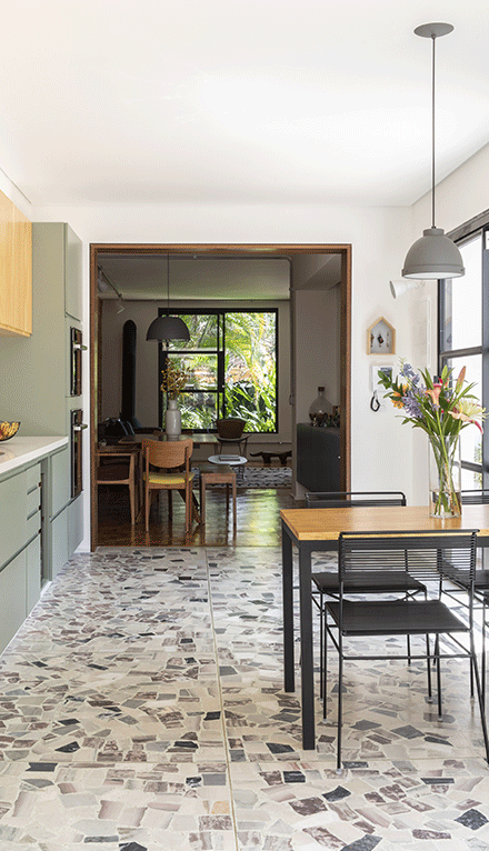 Casa Isabelle e Fernando, cozinha verde colorida, piso de granilite, bancada de pedra branca, azulejos metro, mesa de copa.