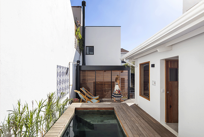 Casa Isabelle e Fernando área externa, piscina, deck de madeira, sauna, churrasqueira.