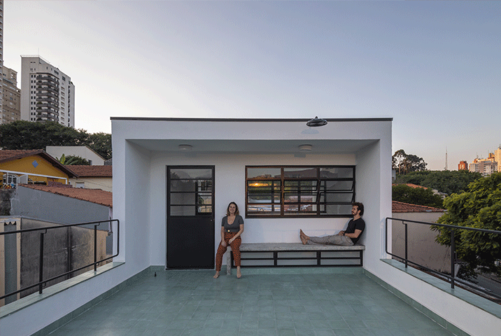 Casa do Marcos e da Júlia, terraço, rooftop, ladrilho hidraúlico colorido, portas serralheria.