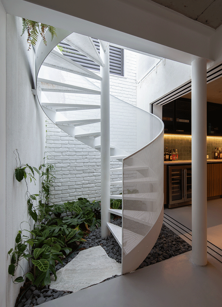 Casa do Yuji, escada metalica, jardim