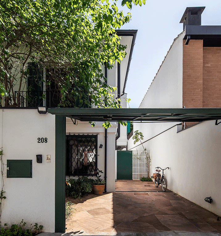 Casa em São Paulo, piso de ardosia, garagem, serralheria verde, paisagismo, reforma.