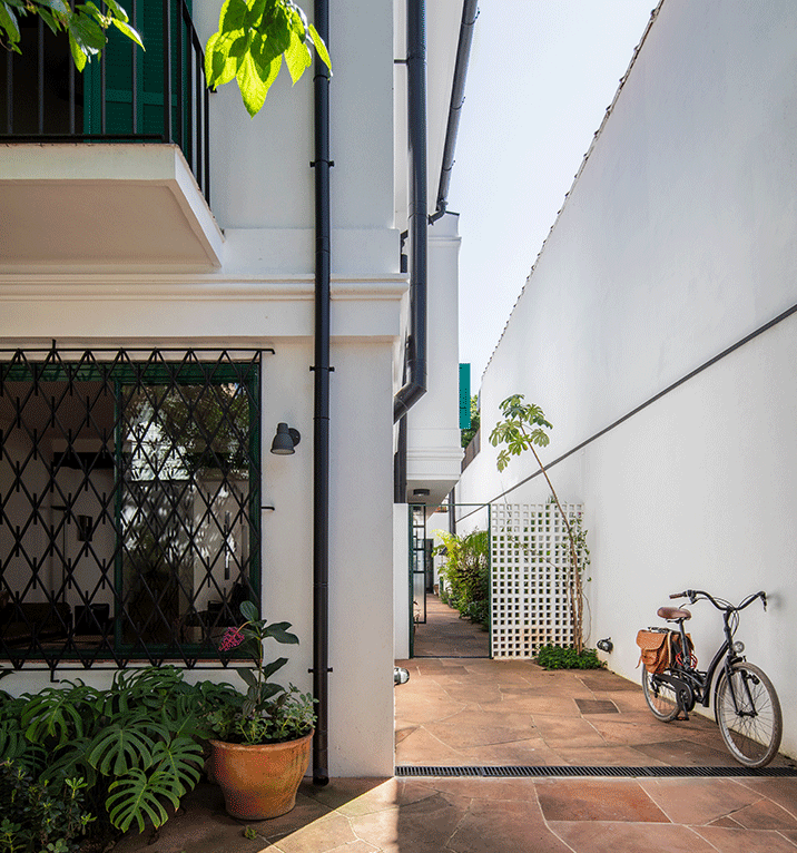 Casa em São Paulo, piso de ardosia, garagem, serralheria verde, paisagismo, reforma, cobogó.