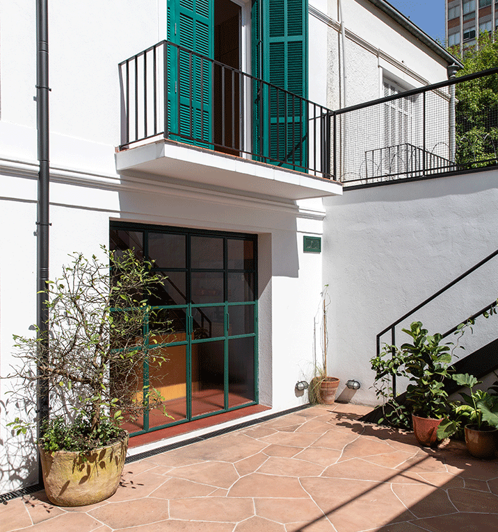 Casa em São Paulo, piso de ardosia, garagem, serralheria verde, paisagismo, reforma, jardim, venezianas verdes.