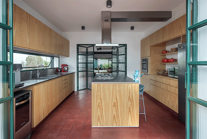 Reforma de casa, cozinha integrada, madeira, ladrilho hidraulico vermelho, janelas verdes de serralheria,