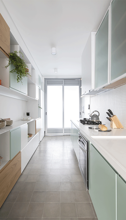 Apartamento Edu e Clarissa cozinha, movel de serralheria, nichos de madeira, armario verde, piso de ladrilho hidraulico
