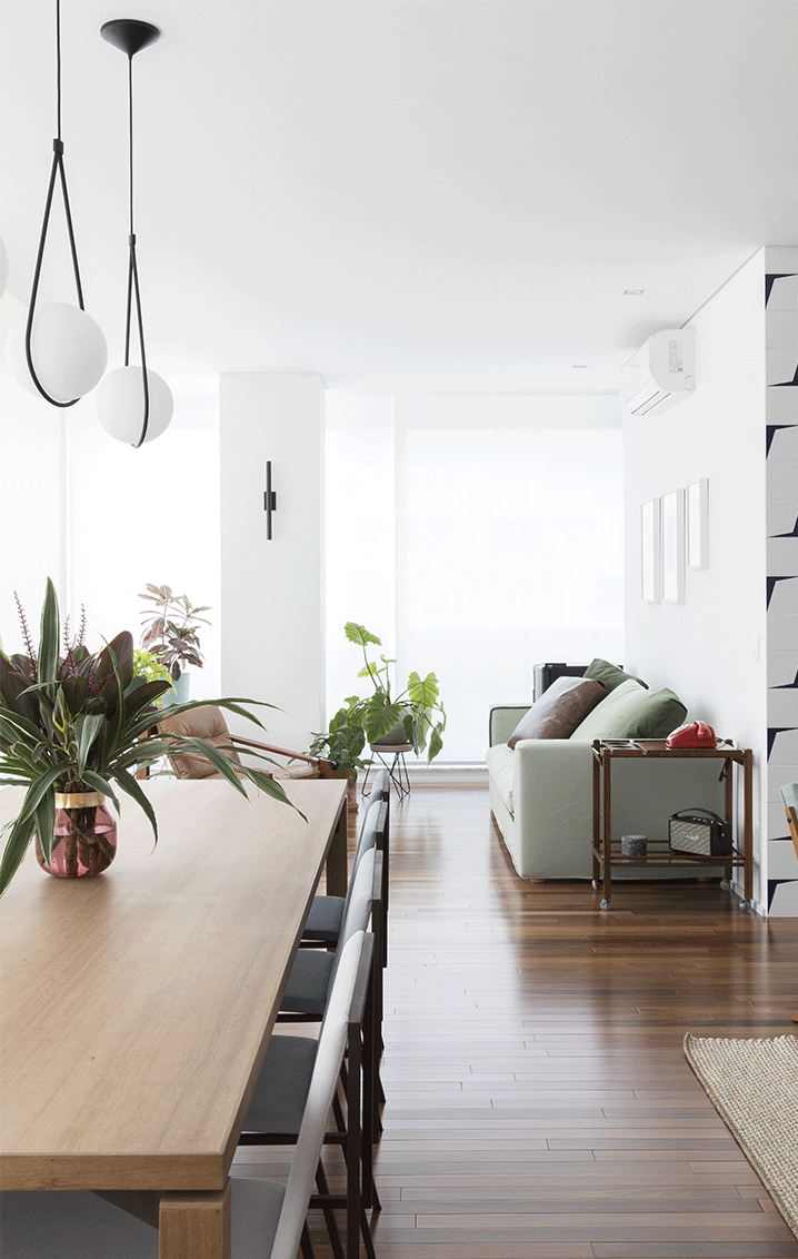 Apartamento Edu e Clarissa sala de jantar, mesa, cadeiras, piso de madeira, sofá verde, varanda
