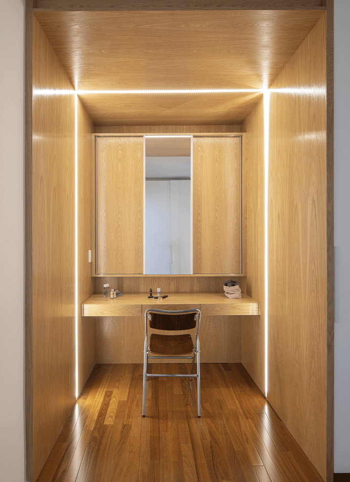 Apartamento Edu e Clarissa closet de marcenaria, madeira, fitas de led, penteadeira