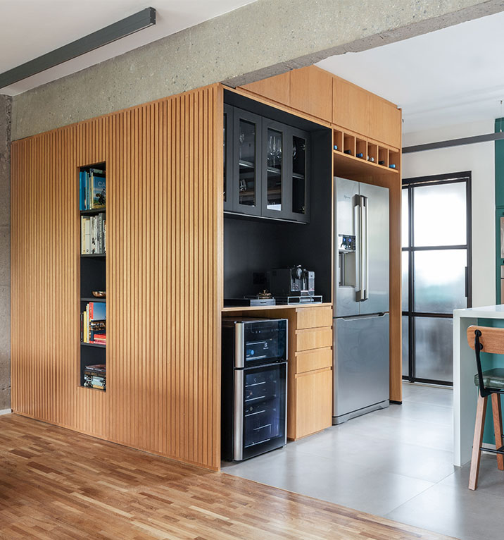 Apartamento do Emerson painel de madeira ripado, cozinha e sala integrada