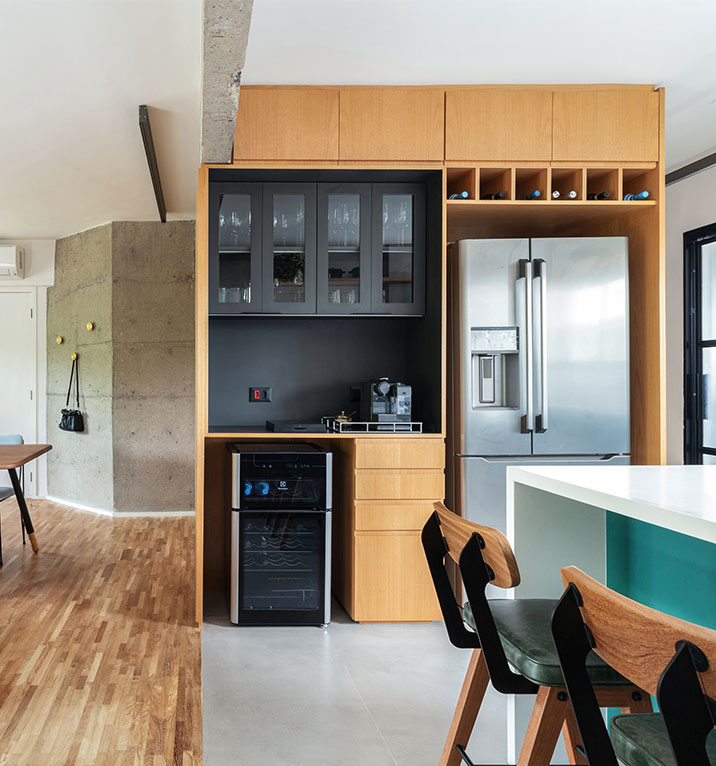Apartamento do Emerson, painel ripado cozinha, geladeira embutida, cristaleira