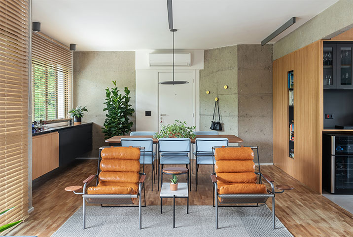 Apartamento do Emerson, poltronas sala de estar, mesa e cadeiras sala de jantar, estrutura aparente de concreto