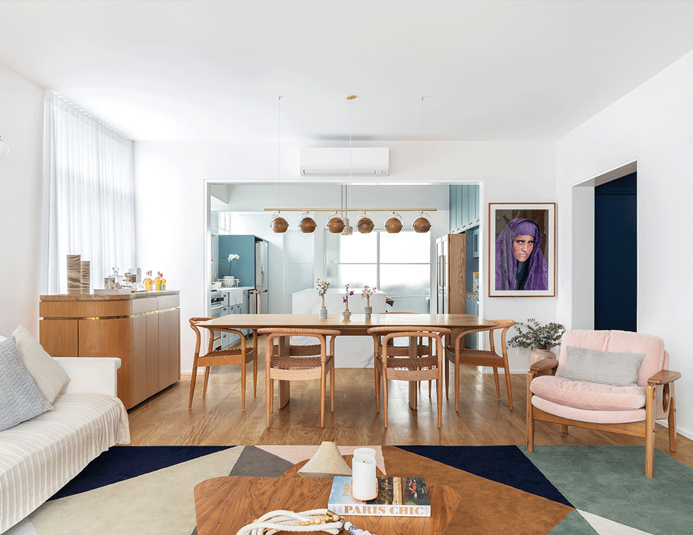 Apartamento da Flavia, sala de estar e jantar, mesa, com 6 cadeiras, piso de madeira, quadros