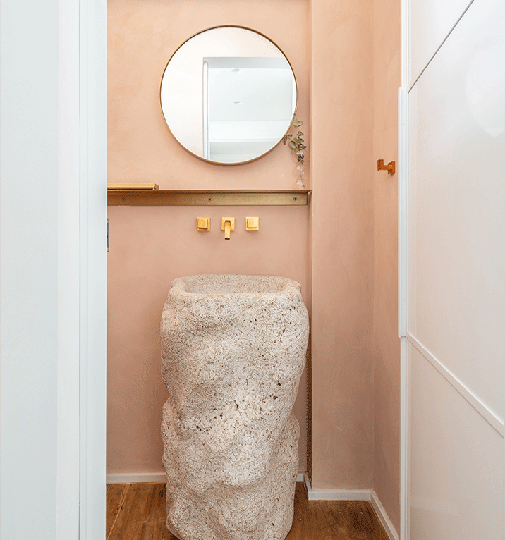 Apartamento da flavia, lavabo colorido, parede rosa com textura, bancada de pedra natural, espelho em serralheria dourada