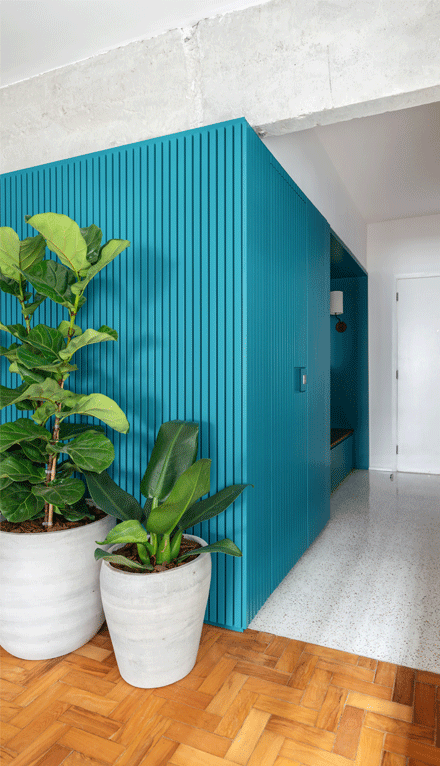 Apartamento Gabriel e Juliana, piso de granilite, painel ripado azul, taco de madeira, hall de chegada.