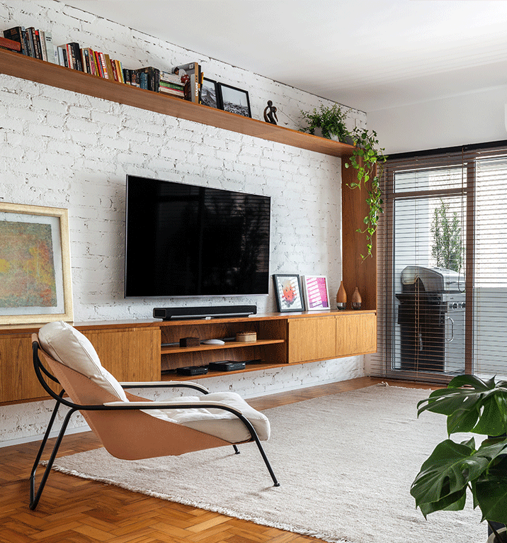 Apartamento Gabriel e Juliana, sala de tv, veneziana de madeira, concreto aparente, tijolinho branco, taco de madeira, poltrona