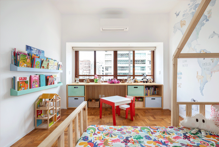Apartamento Gabriel e Juliana, quarto da filha, moveis infantis, papel de parede, piso de madeira.