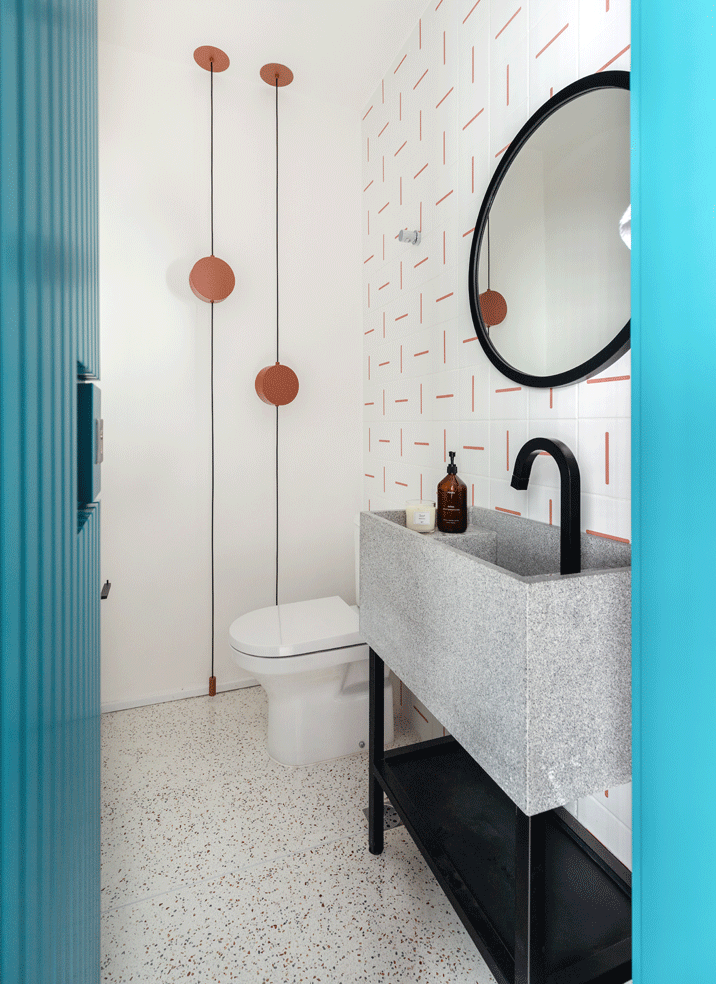 Apartamento Gabriel e Juliana, lavabo, piso de granilite, bancada esculpida, serralheria, azulejo.