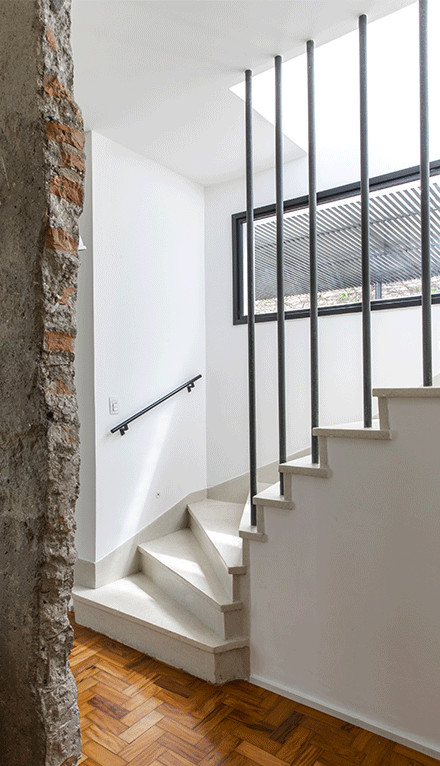 Casa Isabelle e Fernando, escada de granilite, barras de ferro, pilar descascado de concreto
