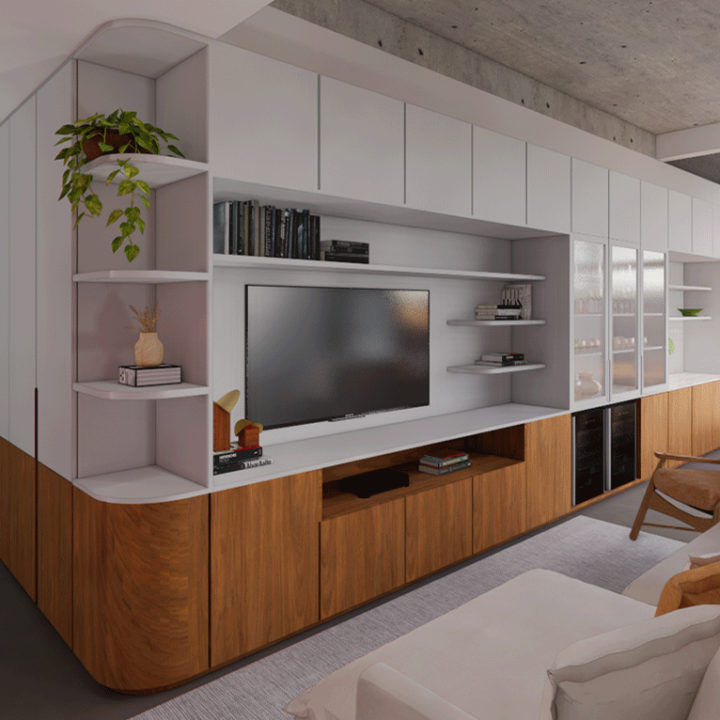 Sala do Apartamento Capote com marcenaria branca e madeira, estante e TV embutidas, em Pinheiros