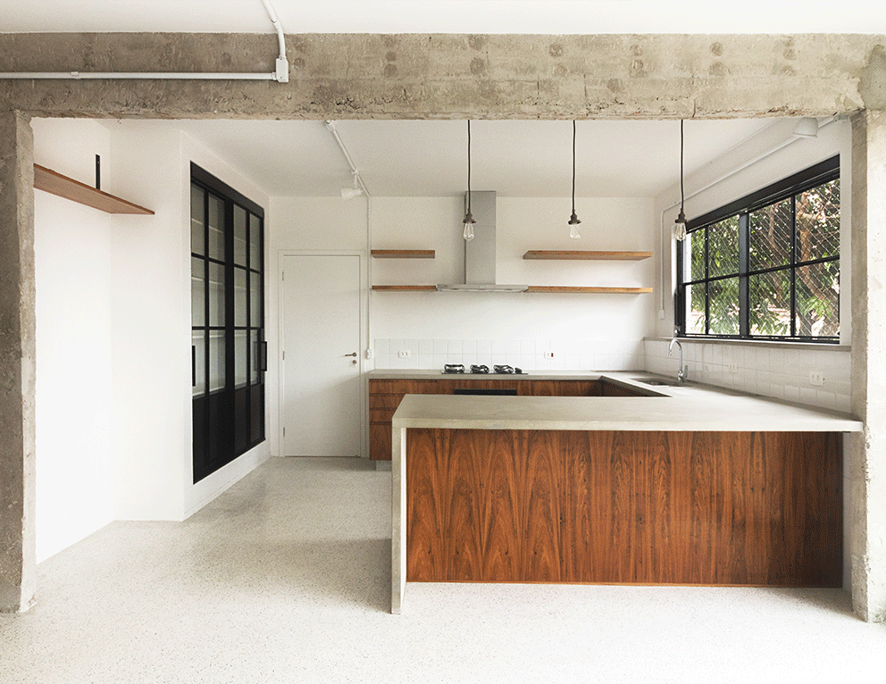 Ilha de cozinha em madeira com tampo de concreto e piso de granilite na Casa Lareira