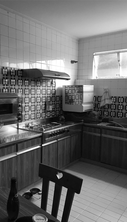 Foto de antes da reforma da Casa Lareira: cozinha com azulejos decorados e armários antigos