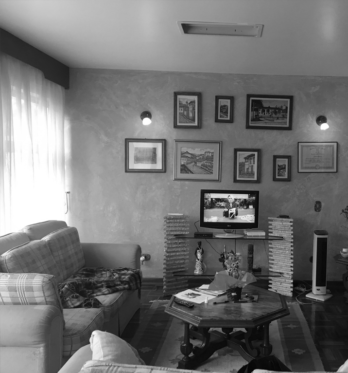 Foto de antes da reforma da Casa Lareira: sala com quadros na parede e sofás
